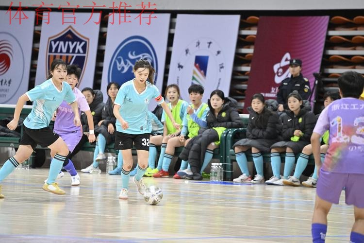 首度登顶 杭州临平乐茵斩获2025女五联赛冠军奖杯 首度登顶 杭州临平乐茵斩获2025女五联赛冠军奖杯